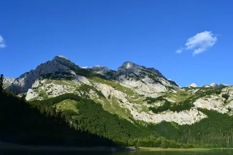 Planinski vrh pod plavim nebom